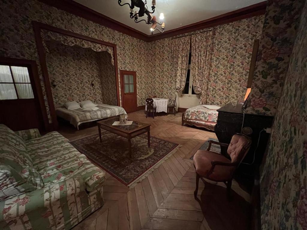 Chateau De Busset ภายนอก รูปภาพ