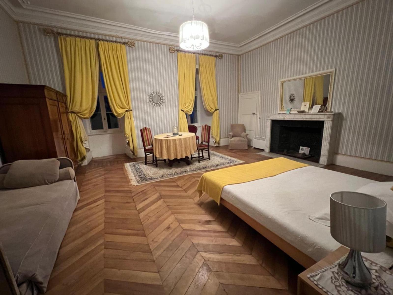 Chateau De Busset ภายนอก รูปภาพ